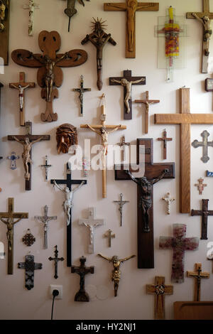 Sammlung von Kreuzen in das Pfarrhaus der Saint Francis Xavier in Vugrovec, Kroatien Stockfoto