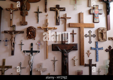 Sammlung von Kreuzen in das Pfarrhaus der Saint Francis Xavier in Vugrovec, Kroatien Stockfoto