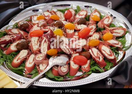 Klassische kroatische Vorspeise Teller mit feinen kroatischen Schinken und Käse Stockfoto