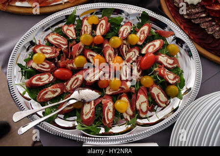 Klassische kroatische Vorspeise Teller mit feinen kroatischen Schinken und Käse Stockfoto