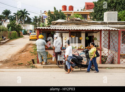 Havanna, Kuba - 14. Januar 2016: Typische Szene in den Straßen von Havanna, kleine private Shop stall verkaufen Obst und Gemüse aus dem des Besitzers fi Stockfoto