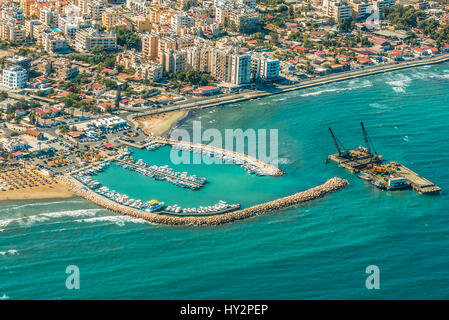 Meer Hafenstadt Larnaca, Zypern.  Blick aus dem Flugzeug auf die Küste, Strände, Hafen und die Architektur der Stadt Larnaka. Stockfoto