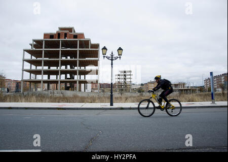 Fast verlassene Gegend am Stadtrand von Avila, Spanien. Die meisten Gebäude wurden aufgrund der Immobilienblase unvollendet. Stockfoto