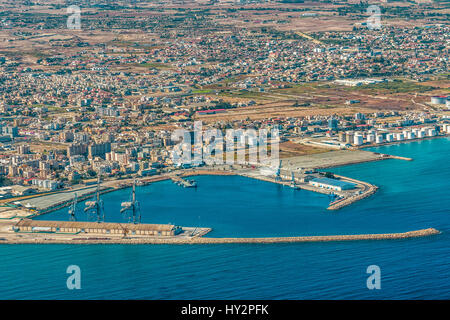 Meer Hafenstadt Larnaca, Zypern.  Blick aus dem Flugzeug auf die Küste, Strände, Hafen und die Architektur der Stadt Larnaka. Stockfoto