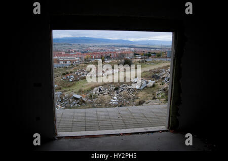 Fast verlassene Gegend am Stadtrand von Avila, Spanien. Die meisten Gebäude wurden aufgrund der Immobilienblase unvollendet. Stockfoto