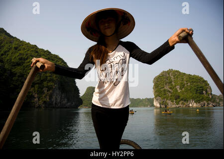 Touristenboot in Ha Long Bucht, Vietnam. Stockfoto
