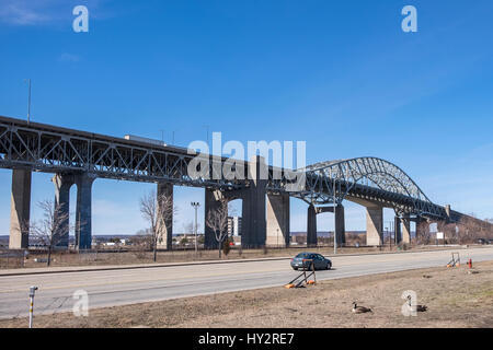 Burlington Bucht James N. Allan Skyway geschnürt besser bekannt als die Skyway Burlington in Burlington Ontario Kanada. Stockfoto