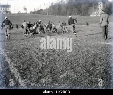 Antike c1910 Foto, junge Männer in ein Fußball-Gedränge. QUELLE: ORIGINAL FOTONEGATIV. Stockfoto