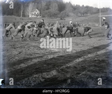 Antike c1910 Foto, junge Männer in ein Fußball-Gedränge. QUELLE: ORIGINAL FOTONEGATIV. Stockfoto