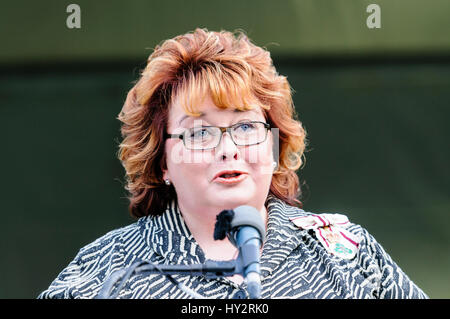 BELFAST, Nordirland, Großbritannien - 21.April 2016 - Lord Lieutenant von Belfast, Frau Isabelle Jay-O'Boyle liest eine Nachricht von SKH Prinz Stockfoto