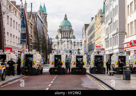 BELFAST, Nordirland: 24. April 2016 - verhindern, dass eine große Anzahl von PSNI Polizisten und gepanzerten Landrover Donegal Platz im Vorfeld einer republikanischen Parade durch Belfast City Centre, des 100. Jahrestags des irischen Osteraufstand voran. Stockfoto