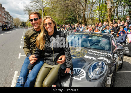 DUBLIN, Irland: 30. April 2016 - Team 105 Dixxan posieren mit ihrem Porsche 911 Targa 4 s vor dem Start der Gumball Rally 3000 2016, von Dublin bis Budapest. Stockfoto