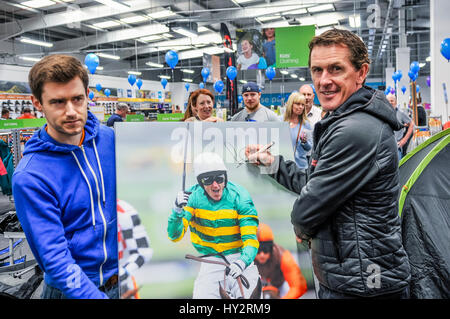 NEWTOWNABBEY, NORDIRLAND. 14. Mai 2016 - unterschreibt Champion Jockey AP McCoy ein Portrait von ihm, da er der erste gehen im freien Markt in Irland eröffnet. Stockfoto