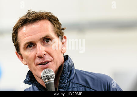 NEWTOWNABBEY, NORDIRLAND. 14. Mai 2016 - gibt Champion Jockey AP McCoy Rede und Antwort bei der Eröffnung des ersten Stores gehen im Freien in Irland. Stockfoto