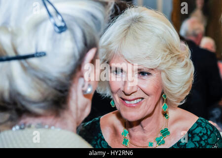 HILLSBOROUGH, NORDIRLAND. 24. Mai 2016: The Duchess of Cornwall chats zu Gast im Hillsborough-Palast. Stockfoto