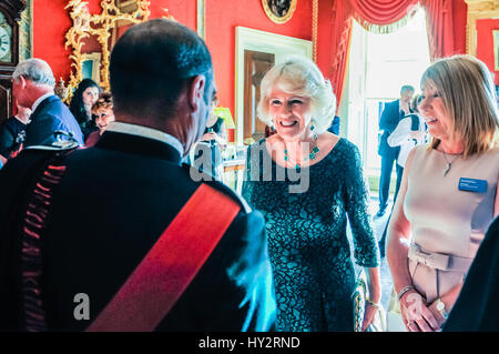 HILLSBOROUGH, NORDIRLAND. 24. Mai 2016: The Duchess of Cornwall chats für Gäste im Hillsborough-Palast. Stockfoto