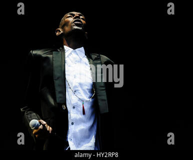 BELFAST, NORDIRLAND. 11. Juni 2016: Lead-Sänger der britischen Dance-Band "Faithless" Maxi Jazz (geb. Maxwell Fraser) auf dem Belsonic Festival in Belfast. Stockfoto