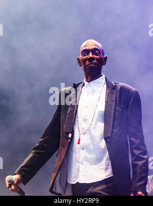 BELFAST, NORDIRLAND. 11. Juni 2016: Lead-Sänger der britischen Dance-Band "Faithless" Maxi Jazz (geb. Maxwell Fraser) auf dem Belsonic Festival in Belfast. Stockfoto