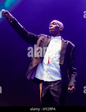 BELFAST, NORDIRLAND. 11. Juni 2016: Lead-Sänger der britischen Dance-Band "Faithless" Maxi Jazz (geb. Maxwell Fraser) auf dem Belsonic Festival in Belfast. Stockfoto