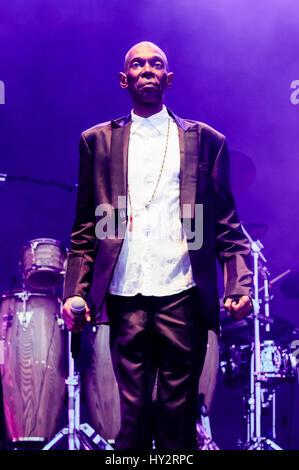 BELFAST, NORDIRLAND. 11. Juni 2016: Lead-Sänger der britischen Dance-Band "Faithless" Maxi Jazz (geb. Maxwell Fraser) auf dem Belsonic Festival in Belfast. Stockfoto