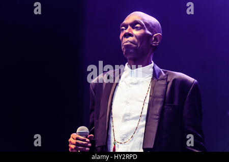 BELFAST, NORDIRLAND. 11. Juni 2016: Lead-Sänger der britischen Dance-Band "Faithless" Maxi Jazz (geb. Maxwell Fraser) auf dem Belsonic Festival in Belfast. Stockfoto