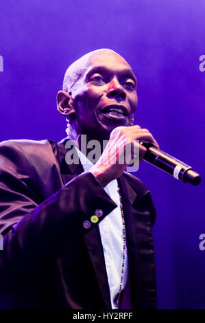 BELFAST, NORDIRLAND. 11. Juni 2016: Lead-Sänger der britischen Dance-Band "Faithless" Maxi Jazz (geb. Maxwell Fraser) auf dem Belsonic Festival in Belfast. Stockfoto