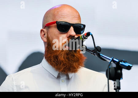 Belfast, Nordirland. 11. Juni 2016 - Michael Pope, der Lead-Sänger der irischen Electronica Dance Band Le Galaxie, bei Belsonic. Stockfoto