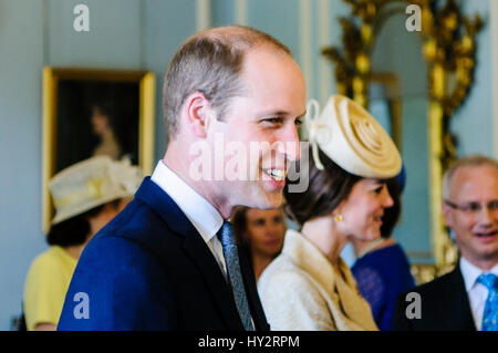 HILLSBOROUGH, NORDIRLAND. 14. Juni 2016: Prinz William, Herzog von Cambridge trifft Gäste vor der jährlichen Gartenparty der Secretary Of State. Stockfoto