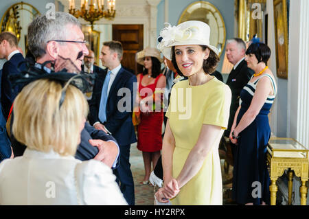 HILLSBOROUGH, NORDIRLAND. 14. Juni 2016: Theresa Villiers MP begrüßt die Gäste vor der Secretary Of State jährliche Gartenparty. Stockfoto