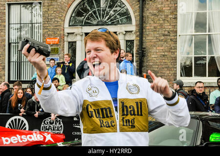 DUBLIN, IRLAND: Apr 30 2016 - Auto enthousiast und Autor Tim Burton (a.k.a. Der hmee") Zeichnet ein Video log (Vlog) vor dem Start der Gumball Rally 3000 2016, von Dublin nach Budapest. Stockfoto