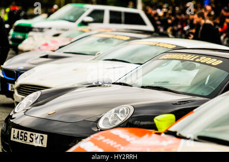 DUBLIN, Irland: 30. April 2016 - Autos, darunter ein Porsche 911 sind ein Aston Marton DBS, ein BMW M5 und einem Rangerover vor dem Start der Gumball Rally 3000 2016, von Dublin nach Budapest aufgereiht. Stockfoto