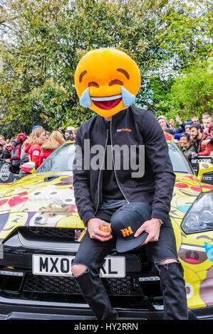 DUBLIN, Irland: 30. April 2016 - Adnan vom Team zu drosseln, stellt mit seinem "EmojiTR" Nissan GT-R vor dem Start der Gumball Rally 3000 2016, von Dublin bis Budapest.  Die Party-Trick dieses Auto ist eine Abgasanlage, die einen unglaublichen Lärm macht, und auch spuckt Flammen. Stockfoto