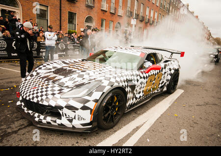 DUBLIN, IRLAND. 1. Mai 2016 - erzeugt Team 68 Corvette viel Rauch, wie sie von Dublin auf der ersten Etappe des Gumball 3000 nach Budapest begeben. Stockfoto