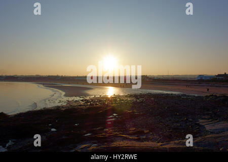 Sonnenuntergang am Strand in Skerries Town, Irland Stockfoto