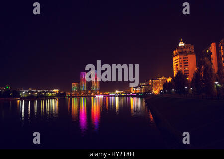 Laser-Show in der Hauptstadt von Kasachstan, Astana. Der Fluss Ischim reflektiert Farbe. Stockfoto