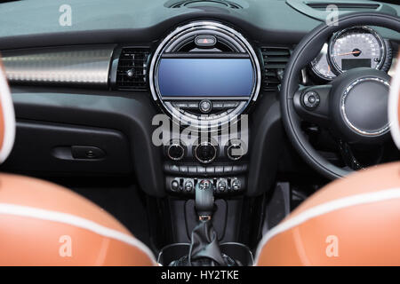 Innenansicht des Autos. Moderne Technik Auto Armaturenbrett, Radio und Klimaanlage Steuertaste. Stockfoto