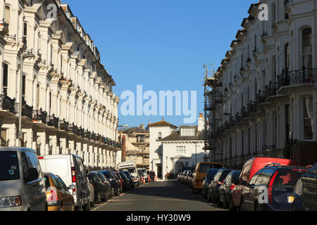 Ein Blick auf eine typische Straße in Brighton Stockfoto