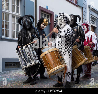 Basler Fasnacht. Nadelberg, Basel, Schweiz - 7. März 2017. Eine Gruppe von Teilnehmern der Karneval in bunten Kostümen auf Snare-Drums spielen. Stockfoto