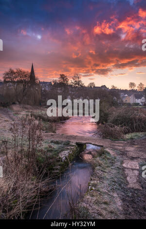 Mit Temperaturen um minus fünf über Nacht überfahren Sie Wolken langsam Wiltshire-Hügel-Stadt von Malmesbury im Morgengrauen. Stockfoto