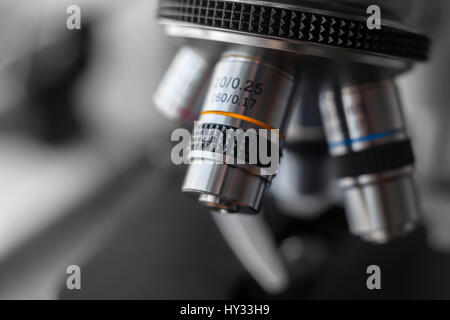 Laborgeräte - Lichtmikroskop. Foto von einer medizinischen Mikroskop-Nahaufnahme Stockfoto