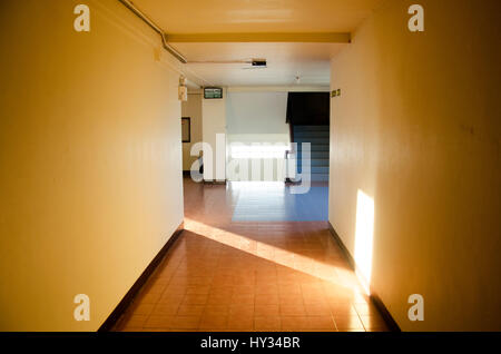 Gehweg und Feuer Ausfahrt innerhalb des Hotel Morgen rechtzeitig Thailand Stockfoto