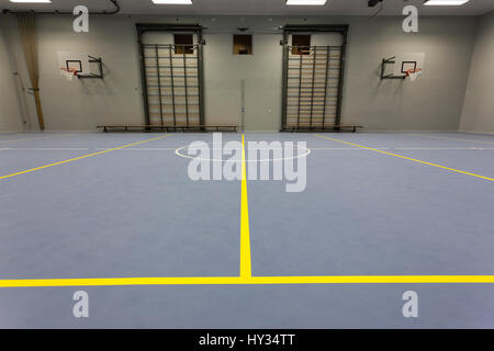 Gelbe und weiße Markierungen auf einer leeren indoor-Sport-Veranstaltungsort. Stockfoto