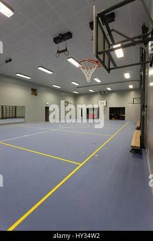 Gelbe und weiße Markierungen auf einer leeren indoor-Sport-Veranstaltungsort. Stockfoto