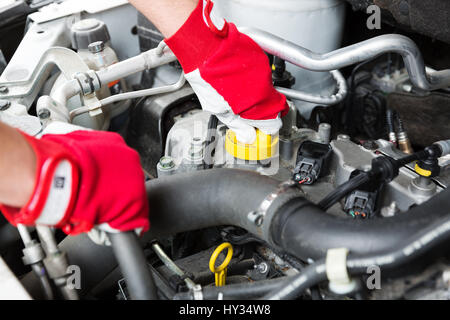 Autopflege - mechanische Prüfung Fahrzeugmotor Stockfoto