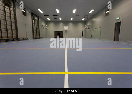 Gelbe und weiße Markierungen auf einer leeren indoor-Sport-Veranstaltungsort. Stockfoto