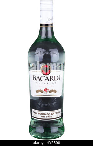 Eine Flasche Bacardi Superior weißer Rum, auf einem weißen Hintergrund. Stockfoto