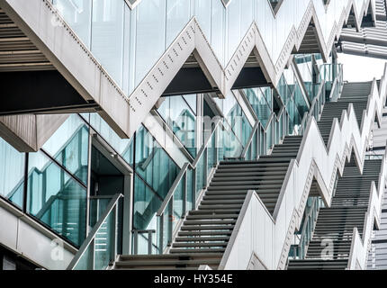 Zick-Zack Treppen moderne Glasfenster Gebäude Zick-Zack Textur Stockfoto