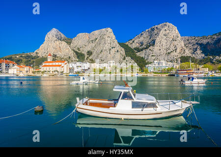 Malerische Aussicht auf friedliche Landschaft in Kroatien, Omis Riviera. Stockfoto