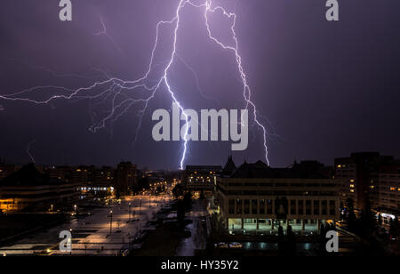 Gewitter über der Stadt. Gewitter und Blitze über die Stadt. Stockfoto