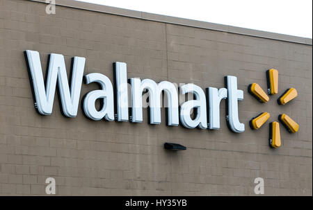 Walmart Zeichen an der Wand eines ihrer vielen Läden gesehen. Stockfoto